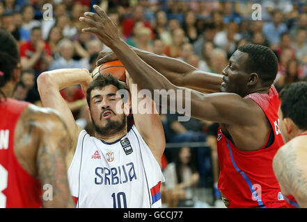 Belgrade. 09 juillet 2016. La Serbie Nikola Kalinic (L) le dispute à Porto Rico's Guillermo Diaz lors de la finale au Mondial de qualification olympique de la FIBA 2016 Tournoi de basket-ball à l'Kombank Arena de Belgrade le 9 juillet 2016. © Predrag Milosavljevic/Xinhua/Alamy Live News Banque D'Images