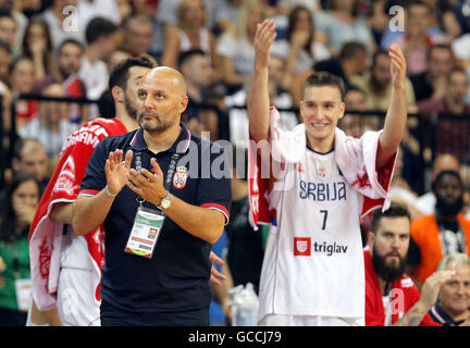 Belgrade. 09 juillet 2016. L'entraîneur-chef de la Serbie Aleksandar Djordjevic (avant) célébrer dans la finale contre Porto Rico au Mondial de qualification olympique de la FIBA 2016 Tournoi de basket-ball à l'Kombank Arena de Belgrade le 9 juillet 2016. © Predrag Milosavljevic/Xinhua/Alamy Live News Banque D'Images