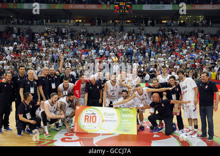 Belgrade. 09 juillet 2016. L'équipe nationale de basket-ball de la Serbie les joueurs posent pour des photos avec 'billet pour Rio' après avoir battu Porto Rico dans la finale au Mondial de qualification olympique de la FIBA 2016 Tournoi de basket-ball à l'Kombank Arena de Belgrade le 9 juillet 2016. © Predrag Milosavljevic/Xinhua/Alamy Live News Banque D'Images