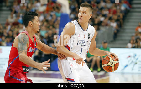 Belgrade. 09 juillet 2016. La Serbie Bogdan Bogdanovic (R) le dispute à Porto Rico's Alexander Galindo dans la finale au Mondial de qualification olympique de la FIBA 2016 Tournoi de basket-ball à l'Kombank Arena de Belgrade le 9 juillet 2016. © Predrag Milosavljevic/Xinhua/Alamy Live News Banque D'Images