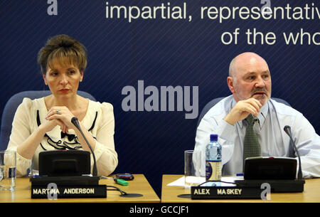 Martina Anderson et Alex Maskey, membres du conseil de police de Sinn Fein, lors de la réunion du conseil d'administration tenue aujourd'hui à Belfast. Banque D'Images