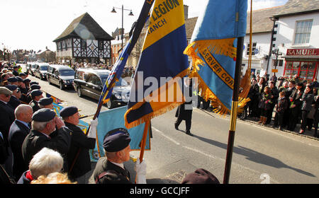 Le cortège funéraire de quatre militaires tombés, le fusil Martin Kinggett du 4 Bataillon les fusils, le sergent Paul Fox du 28 Engineer Regiment, le fusil Carlo Apolis du 4 Bataillon les fusils et l'aviricien principal Luke Southgate du Royal Air Force Regiment,Qui ont été tués en Afghanistan dans des incidents séparés, passe par Wootton Bassett, Wiltshire, après leur rapatriement à la RAF Lyneham voisine. Banque D'Images