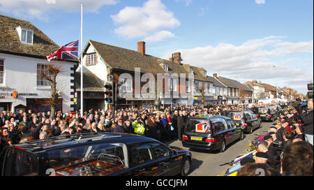 Un drapeau de l'Union vole à moitié en tant que cortège funéraire de quatre militaires tombés, le fusil Martin Kinggett du 4 Bataillon les fusils, le sergent Paul Fox du 28 Engineer Regiment, le fusil Carlo Apolis du 4 Bataillon les fusils et l'aviricien principal Luke Southgate du Royal Air Force Regiment, Qui ont été tués en Afghanistan dans des incidents séparés, passe par Wootton Bassett, Wiltshire, après leur rapatriement à la RAF Lyneham voisine. Banque D'Images