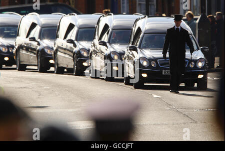 Le cortège funéraire de quatre militaires tombés, le fusil Martin Kinggett du 4 Bataillon les fusils, le sergent Paul Fox du 28 Engineer Regiment, le fusil Carlo Apolis du 4 Bataillon les fusils et l'aviricien principal Luke Southgate du Royal Air Force Regiment,Qui ont été tués en Afghanistan dans des incidents séparés, passe par Wootton Bassett, Wiltshire, après leur rapatriement à la RAF Lyneham voisine. Banque D'Images