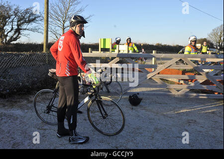 David Walliams part du site de camping Lavender Fields près de Camborne, pour la dernière jambe à la fin des terres de BT Sport relief million Pound Bike Ride. Banque D'Images