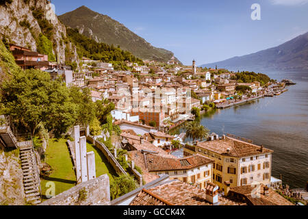 Panorama de Limone sul Garda, une petite ville sur le lac de Garde, Italie. Banque D'Images