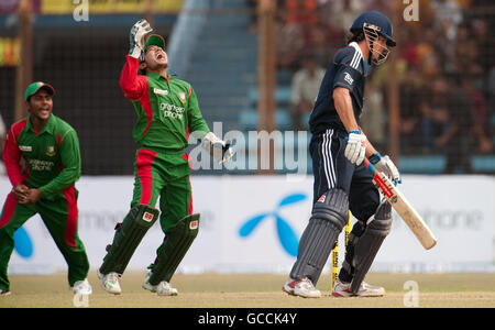 Le gardien de cricket du Bangladesh Mushfiqur Rahim célèbre le départ du capitaine d'Angleterre Alastair Cook au cours de la troisième journée internationale au stade Jahur Ahmed Chowdhury, à Chittagong. Banque D'Images