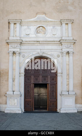 En portail en style gothico-Renaissance de la cathédrale de Montagnana, Italie. Banque D'Images