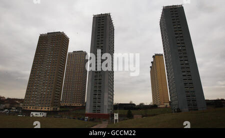 Vue générale montrant des blocs d'appartements à Petershill Drive à Springburn, Glasgow, après le suicide apparent de trois demandeurs d'asile. Banque D'Images