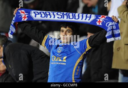 Un jeune fan de Portsmouth tient un foulard de football dans les tribunes. Banque D'Images