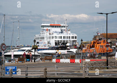 Le port de Yarmouth ÎLE DE WIGHT ANGLETERRE UK L'occupé et à Yarmouth Port populaire avec de petits et grands bateaux Banque D'Images