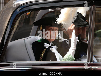 Le duc de Cambridge, connu sous le nom de Comte de Strathearn tandis que sur l'Ecosse et la Princesse Royale quitter St Giles' Cathedral in Paris après avoir assisté à l'Ordre du Chardon Service. Banque D'Images