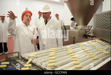 Le Prince de Galles se réunit au cours d'une visite du personnel d'Abergavenny Fine Foods' nouvelle usine qui a été endommagé par un incendie il y a un an dans le cadre de sa tournée d'été annuelle du Pays de Galles. Banque D'Images