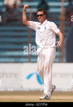 Graeme Swann, en Angleterre, célèbre le rejet de Shakib Al Hasan, au Bangladesh, lors du premier test au stade Jahur Ahmed Chowdhury, à Chittagong, au Bangladesh. Banque D'Images