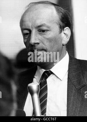 Solliciteur M. Alan Herd donnant une conférence à la presse après que son client Ian Botham a été interdit de tous les matches de cricket jusqu'au 31 juillet 1986. Banque D'Images