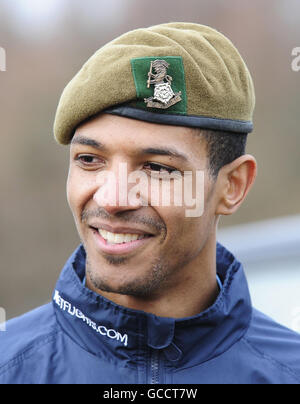 Jermaine Beckford, de Leeds United, essaie un cap de l'armée britannique pendant son entraînement avec l'armée au Yorkshire Regt de la caserne Queen Elizabeth à Strensall, près de York. Banque D'Images