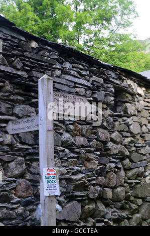 Panneau en bois dans le village de Kentmere Garburn Passer à Troutbeck dans le Parc National du Lake District, Cumbria, Royaume-Uni Banque D'Images