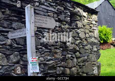 Panneau en bois dans le village de Kentmere Garburn Passer à Troutbeck dans le Parc National du Lake District, Cumbria, Royaume-Uni Banque D'Images