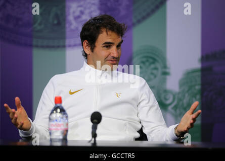 Roger Federer au cours d'une conférence de presse après la défaite au jour 11 de l'de Wimbledon à l'All England Lawn Tennis et croquet Club, Wimbledon. Banque D'Images