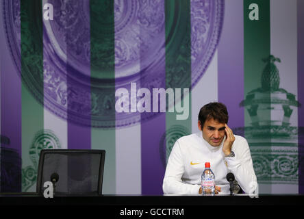 Roger Federer au cours d'une conférence de presse après la défaite au jour 11 de l'de Wimbledon à l'All England Lawn Tennis et croquet Club, Wimbledon. Banque D'Images