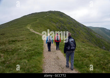 Fellwalkers trois près du sommet de mauvais Bell une Wainwright dans le Parc National du Lake District, Cumbria, Royaume-Uni Banque D'Images