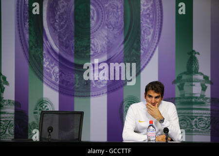 Roger Federer au cours d'une conférence de presse après la défaite au jour 11 de l'de Wimbledon à l'All England Lawn Tennis et croquet Club, Wimbledon. Banque D'Images