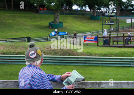Spectateur Senior portant woolly bobble hat avec badge Cooper à l'événement CSECC à Prescott Hill Climb, Gloucestershire, Royaume-Uni Banque D'Images