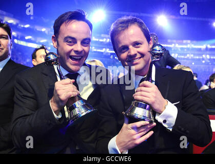 Anthony McPartlin (à gauche) et Declan Donnelly avec leurs prix lors des National Television Awards 2010, à l'Arena 02, Londres. Banque D'Images