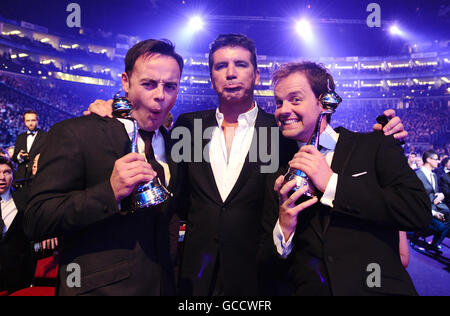 Anthony McPartlin (à gauche), Simon Cowell et Declan Donnelly lors des National Television Awards 2010, à l'Arena 02, Londres. Banque D'Images