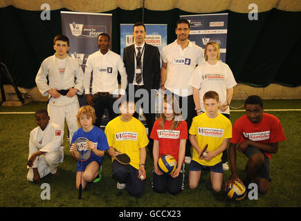 Football - Fulham Community Day - Motspur Park.Fudham Community Day (avec les joueurs Pascal Zuberbuhler (deuxième rangée à partir de la droite) et John Pantsil (deuxième rangée à partir de la gauche)) Banque D'Images