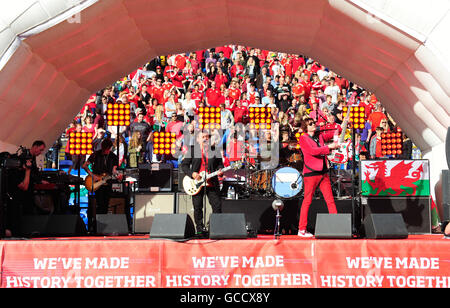 La Manic Street Preachers effectuer lors d'un événement pour célébrer le Pays de Galles EUro au Cardiff City Stadium, Cardiff. Banque D'Images