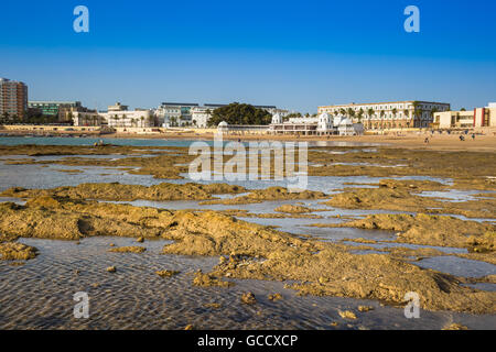 Ancien établissement de bains sur la plage de "La Caleta", l'un des plus beaux sites de la ville de Cadix, Espagne Banque D'Images