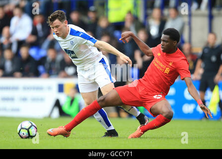 Tranmere Rovers Connor Jennings (à gauche) et Liverpool's Film Ejaria bataille pour le ballon pendant le match de pré-saison à Prenton Park, Birkenhead. Banque D'Images