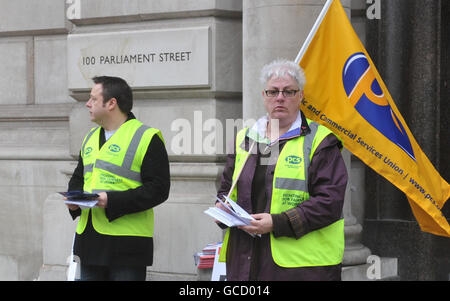 Les fonctionnaires du syndicat des Services publics et commerciaux (SCP) ont pické le siège social de HM Revenue and Customs à Whitehall, dans le centre de Londres, lors d'une grève sur la rémunération de licenciement. Banque D'Images