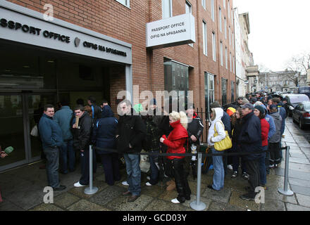 De longues files d'attente sont visibles au bureau des passeports de Dublin pour la troisième journée consécutive. Banque D'Images