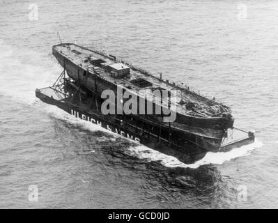 Le SS Grande-Bretagne, premier navire de passagers en fer de Brunel, vu des airs comme le navire de 127 ans lorsqu'elle a été remorquée sur son ponton en bois jusqu'au chenal de Bristol.Jack Hayward a accordé une aide financière pour aider à sauver le navire. Banque D'Images