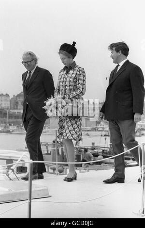 La princesse Anne avec le yachtsman du monde entier Chay Blyth, à droite, et Jack Hayward, à gauche, sur le pont de Blyth ketch Great Britain II de 73 pieds, que la princesse Anne a nommé lors d'une cérémonie à Ramsgate. Banque D'Images