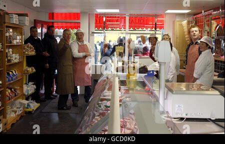 Le Prince de Galles lors d'une visite aux bouchers de Tony Harrison à Cockermouth, Cumbria, lors d'une visite dans la région. Banque D'Images