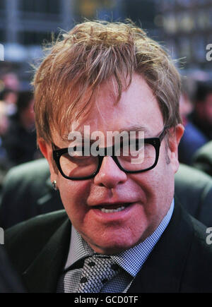 Sir Elton John sur le tapis rouge avant le spectacle de célébration du cinquième anniversaire de Billy Elliot The musical, au Victoria Palace Theatre de Londres. Banque D'Images