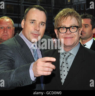 Sir Elton John (à gauche) et son partenaire David fournissent sur le tapis rouge avant le spectacle du cinquième anniversaire de Billy Elliot The musical, au Victoria Palace Theatre de Londres. Banque D'Images