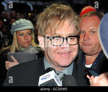 Sir Elton John sur le tapis rouge avant le spectacle de célébration du cinquième anniversaire de Billy Elliot The musical, au Victoria Palace Theatre de Londres. Banque D'Images