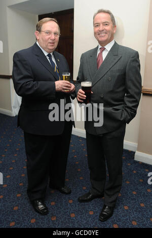 Howell Williams (à gauche), ancien responsable des loisirs de la ville pour Bradford Council et Graham Morgan, ancien bureau de développement du football, arrivent pour le dîner du 25e tournoi commémoratif Valley Parade au Ramada Jarvis Hotel, Bradford. Banque D'Images