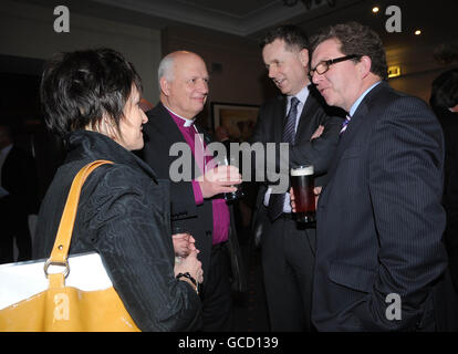 Jane Glaister, directrice de la culture, du tourisme et du sport pour le conseil de district métropolitain de la ville de Bradford, l'évêque de Bradford le très révérend David James, Tony Reeves,Le directeur général du conseil de district métropolitain de la ville de Bradford et le ministre des Sports Gerry Sutcliffe, lors du 25e dîner du tournoi Valley Parade Memorial à l'hôtel Ramada Jarvis de Bradford. Banque D'Images