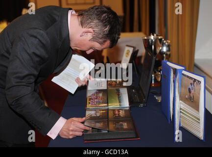 Un invité du dîner regarde une collection de photos des tournois précédents du 25e au cours du dîner du tournoi Valley Parade Memorial Tournament au Ramada Jarvis Hotel, Bradford. Banque D'Images