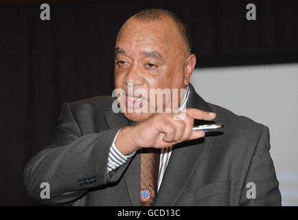 Colin Moses, président national de l'Association des agents de prison, prononce un discours lors du dîner du 25e tournoi commémoratif Valley Parade à l'hôtel Ramada Jarvis de Bradford. Banque D'Images