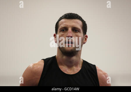Carl Froch, champion WBC Super Middlewhuit, lors d'une séance d'entraînement à l'Institut anglais du sport de Sheffield. Banque D'Images
