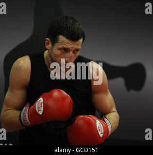 Carl Froch, champion WBC Super Middlewhuit, lors d'une séance d'entraînement à l'Institut anglais du sport de Sheffield. Banque D'Images