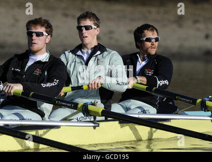 Aviron - course de 2010 Xechaning Boat - session d'entraînement - River Thames.George Nash (à gauche), Geoff Roth (au centre) et Rob Weitmeyer de l'Université de Cambridge pendant la séance de formation sur la Tamise, à Londres. Banque D'Images