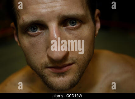 Carl Froch, champion WBC Super Middlewhuit, pose pour une photo lors du « Lonsdale Challenge » à Libertys Gym, Nottingham. Date de la photo: Jeudi 25 mars 2010. APPUYEZ SUR ASOCIATION photo. Le crédit photo devrait se lire comme suit : Nick Potts/PA Wire. Banque D'Images