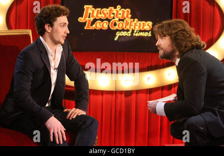 Justin Lee Collins (à droite) et l'acteur Aaron Johnson lors de l'enregistrement de 'Justin Lee Collins: Good Times' à la salle de bal Rivoli, à Brockley, au sud-est de Londres. Banque D'Images